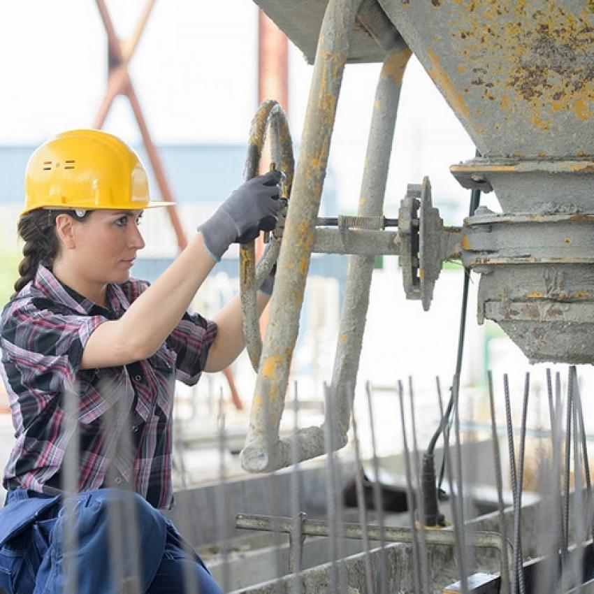 Une maçon du secteur du bâtiment