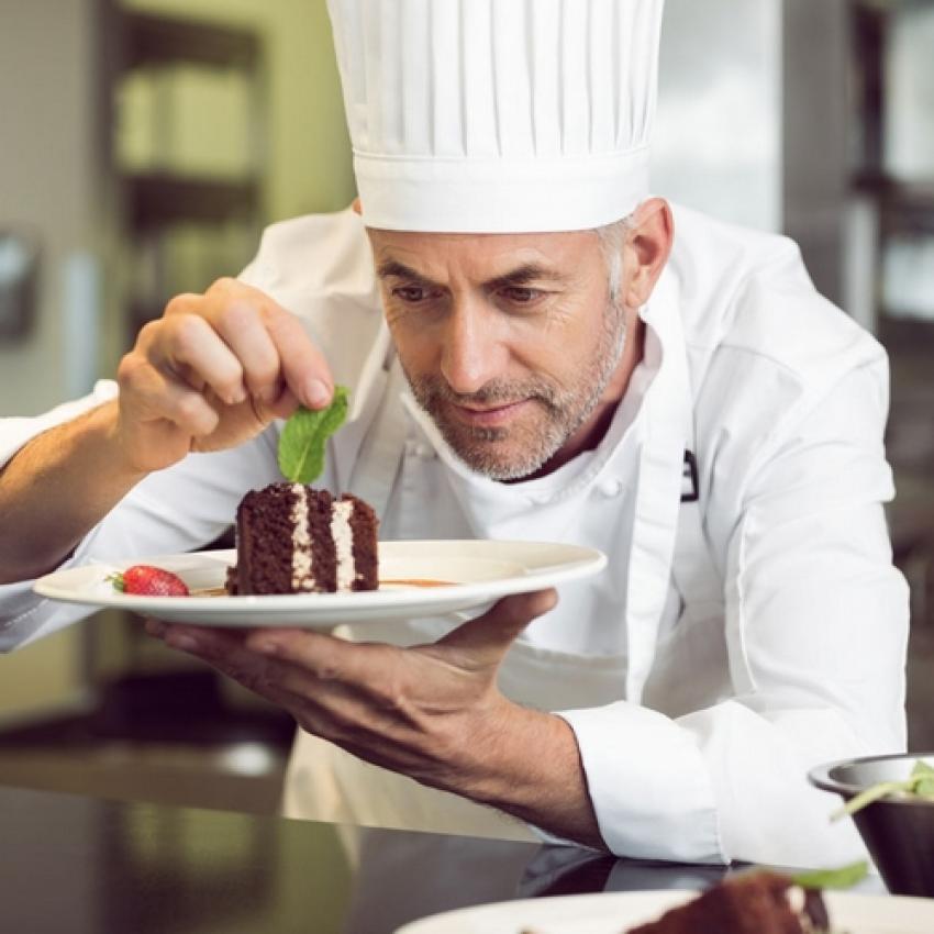 Un chef cuisinier dans un grand restaurant